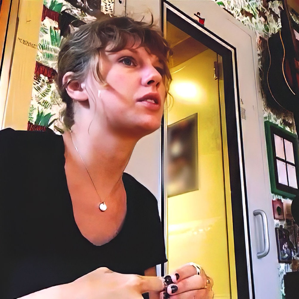 Taylor Swift in the recording studio for reputation (2017)